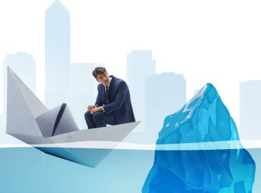 Batan kağıt teknede iş adamlarının ekonomik kriz konsepti.