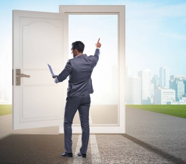 İş fırsatları konseptinde kapının önündeki iş adamı.