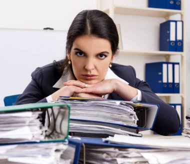 Kadın çalışan aşırı işten memnun değil.