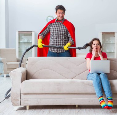 Süper kahraman koca karısına evde yardım ediyor.