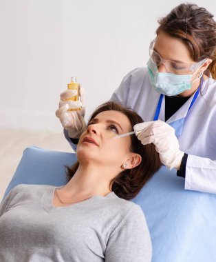 Kozmetik plastik cerrahi için hazırlanıyor kadın