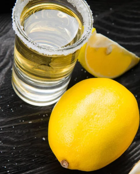 Limonlu Tuzlu Bardakta Servis Edilen Tekila Içeceği — Stok fotoğraf