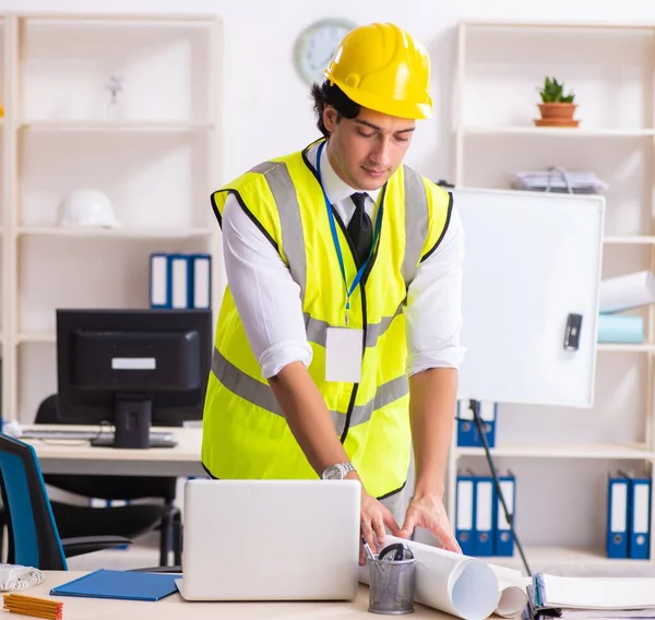 Den Manliga Byggnadsingenjören Som Arbetar Kontoret — Stockfoto