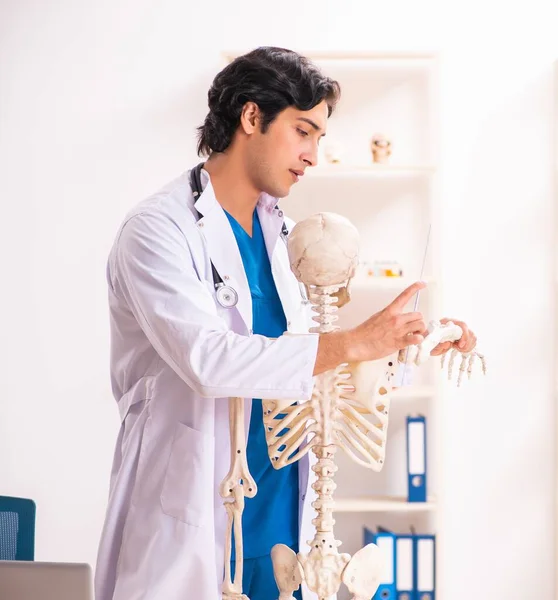 Jovem Médico Com Esqueleto — Fotografia de Stock