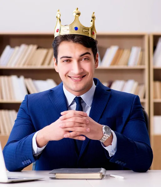 Kungen Affärsman Som Arbetar Kontoret — Stockfoto