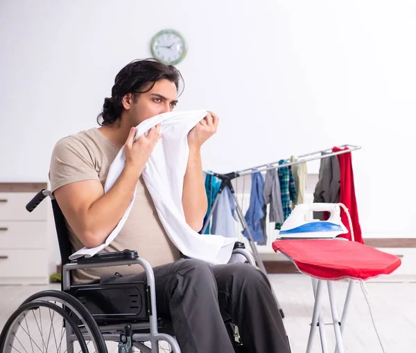 Tekerlekli Sandalyedeki Genç Adam Evde Ütü Yapıyor — Stok fotoğraf