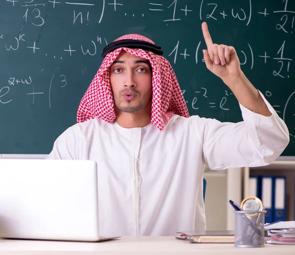 Der Arabische Lehrer Vor Der Tafel — Stockfoto