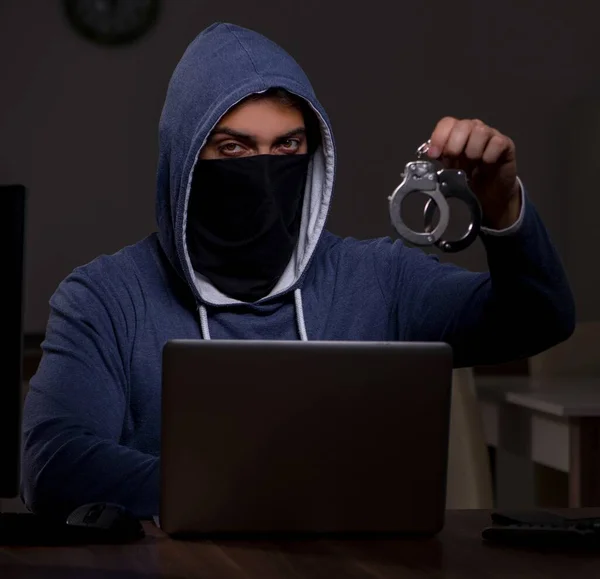 Muž Hacker Hackování Bezpečnostní Firewall Pozdě Kanceláři — Stock fotografie