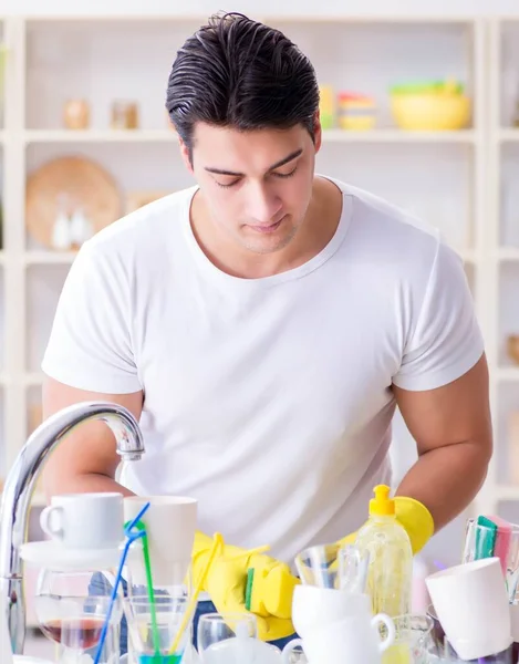 Человек Расстроен Необходимости Мыть Посуду — стоковое фото