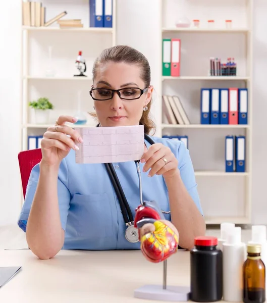 Female Doctor Cardiologist Working Clinic — Stock Photo, Image