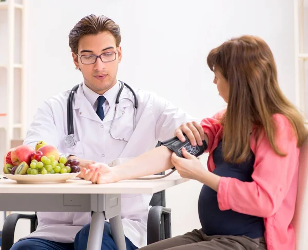 孕妇去看医生讨论健康饮食 — 图库照片