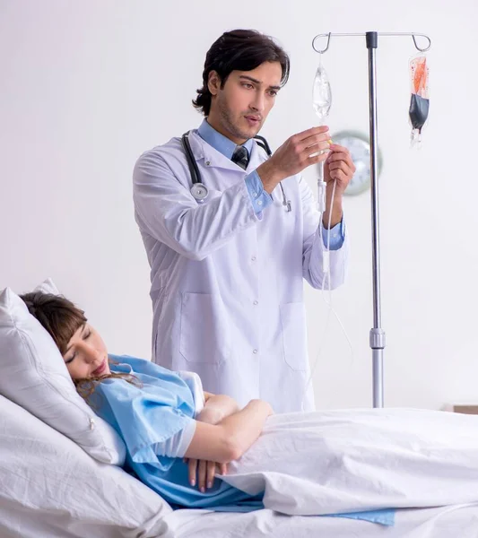 Male Doctor Visiting Female Patient Ward — Stock Photo, Image