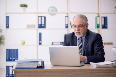 İş yerinde çalışan eski patron.