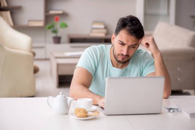 Salgın sırasında evden çalışan genç bir serbest çalışan.