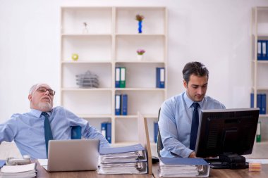 Ofiste çalışan iki meslektaşım.