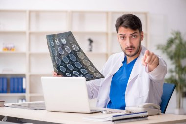 Klinikte çalışan genç bir radyolog.