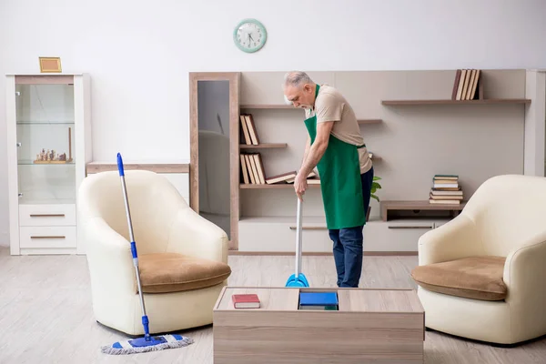 Old Contractor Cleaning House — Stock Photo, Image