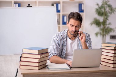 Sınıfta sınava hazırlanan genç bir öğrenci.