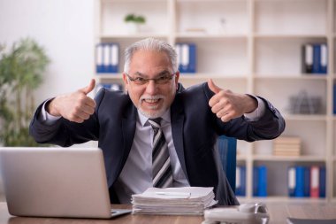 İş yerinde çalışan eski bir işadamı