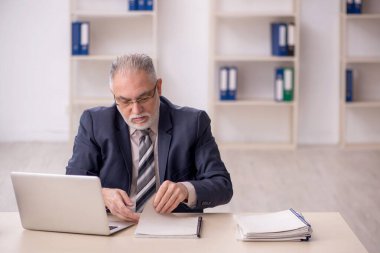 Ofiste çalışan eski patron.