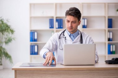 Klinikte çalışan genç bir radyolog.