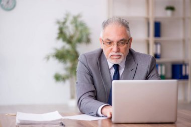 Ofiste çalışan eski bir çalışan.