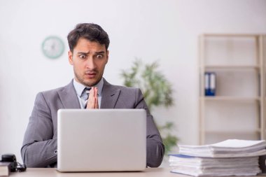 Genç çalışan işyerinde oturuyor.