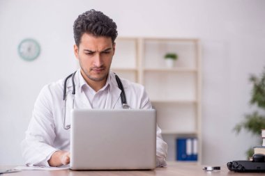 Teletıp konseptinde genç doktor