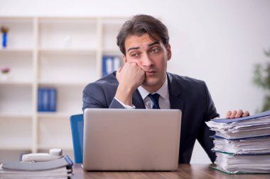 İş yerinde çalışan genç bir işadamı