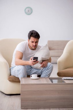 Genç tembel adam güne evde başlıyor.