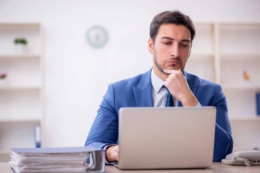 İş yerinde çalışan genç bir çalışan.