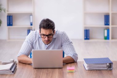 İş yerinde çalışan genç bir işadamı