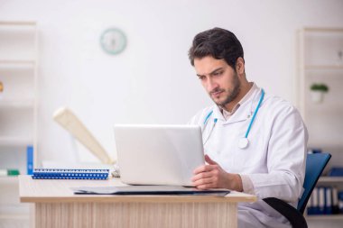 Teletıp konseptinde genç doktor