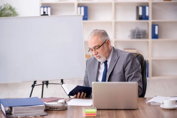 Old Businessman Employee Working Workplace — Stock Photo, Image