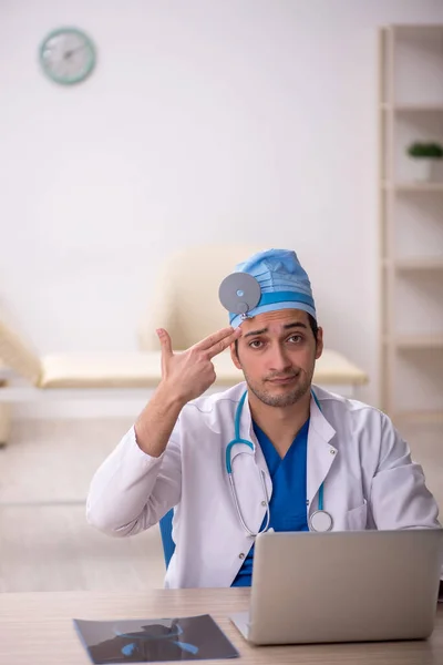 Jovem Médico Otologista Que Trabalha Hospital — Fotografia de Stock