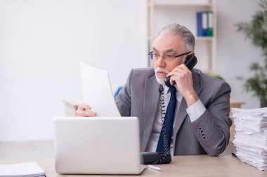 İş yerinde çalışan eski bir işadamı