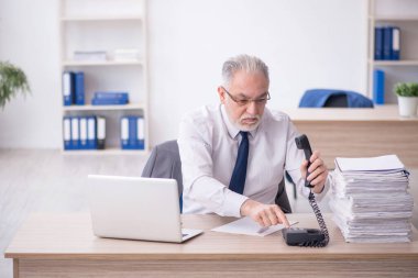 İş yerinde çalışan eski bir işadamı