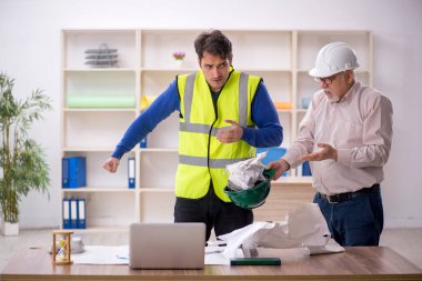 İki mimar proje üzerinde çalışıyor.