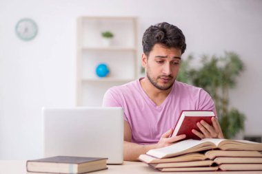 Sınıfta sınava hazırlanan genç bir öğrenci.