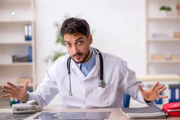 Ung Läkare Som Arbetar Kliniken — Stockfoto