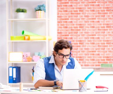 Genç tasarımcı yeni proje üzerinde çalışıyor.