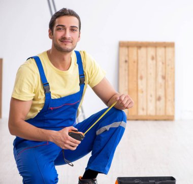 İçeride çalışan genç erkek müteahhit.