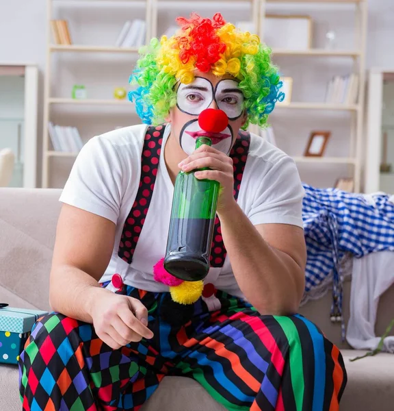 Den Berusade Clownen Firar Fest Hemma — Stockfoto