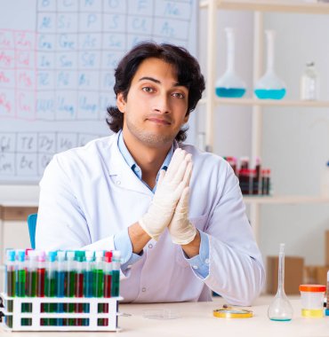 Laboratuvarda çalışan genç kimyager.