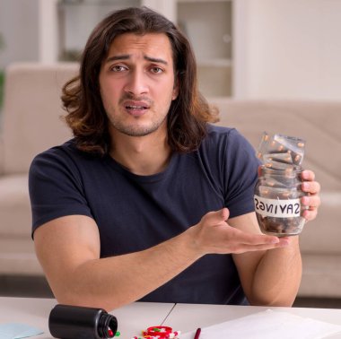 Genç adam evde acı çekiyor.