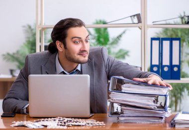 Erkek hasta çalışan işyerinde acı çekiyor