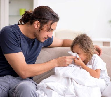 Baba hasta kızına bakıyor.