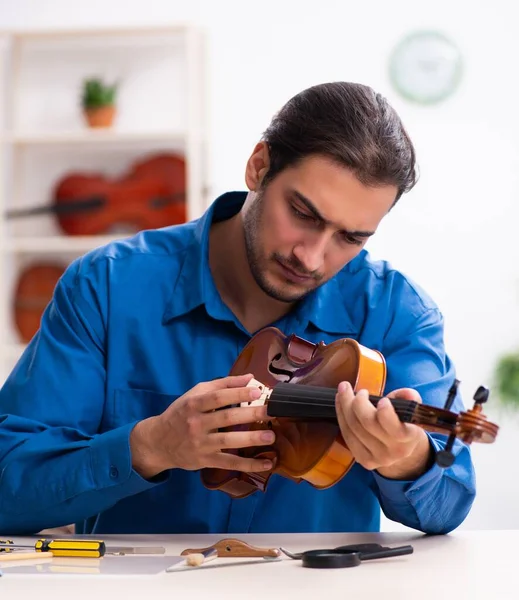 Jovem Reparador Sexo Masculino Reparando Violino — Fotografia de Stock