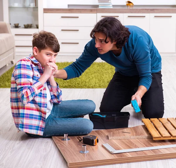 Der Junge Tischler Unterrichtet Seinen Sohn — Stockfoto
