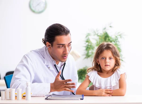 Young Doctor Pediatrician Small Girl — Stock Photo, Image